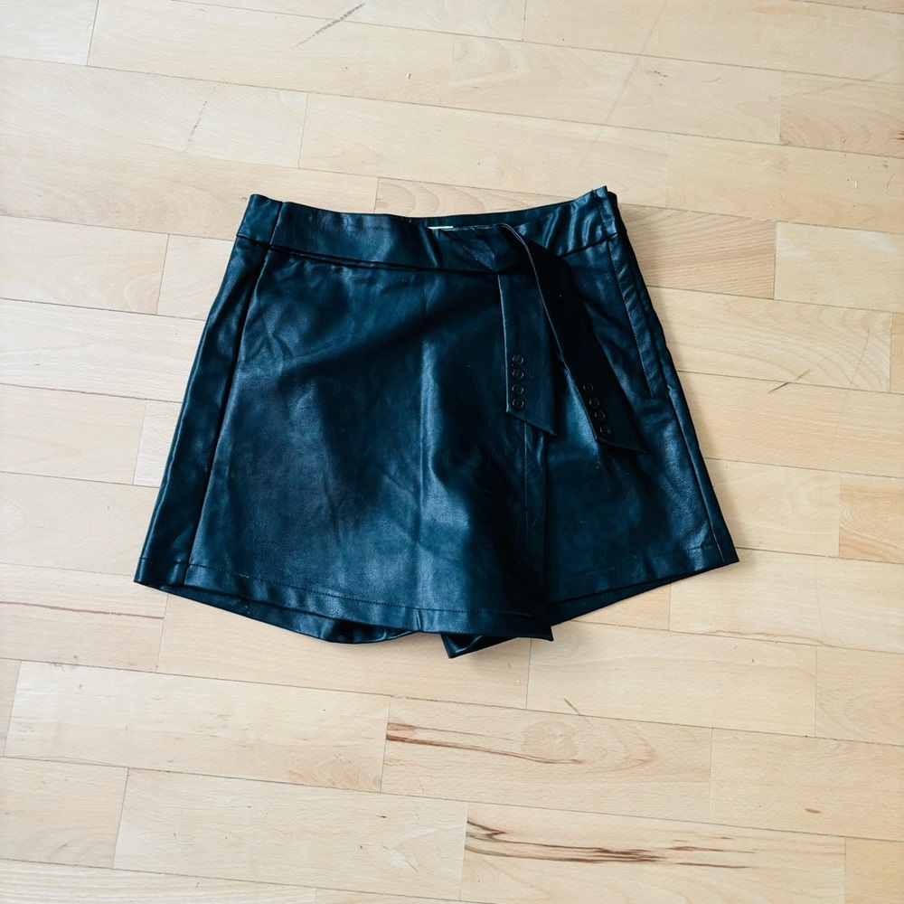 Lulumary Faux Leather Skort. Large.